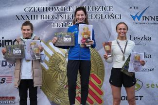 wręczenie nagród zawodnikom XXXIII Biegu Niepodległości w Czechowicach-Dziedzicach