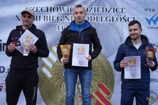 wręczenie nagród zawodnikom XXXIII Biegu Niepodległości w Czechowicach-Dziedzicach