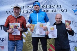 wręczenie nagród zawodnikom XXXIII Biegu Niepodległości w Czechowicach-Dziedzicach