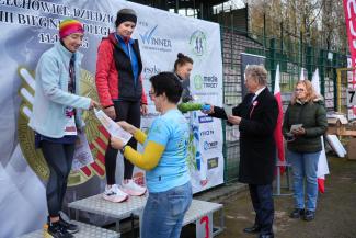 wręczenie nagród zawodnikom XXXIII Biegu Niepodległości w Czechowicach-Dziedzicach