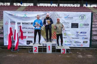 wręczenie nagród zawodnikom XXXIII Biegu Niepodległości w Czechowicach-Dziedzicach