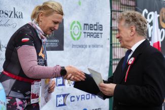 wręczenie nagród zawodnikom XXXIII Biegu Niepodległości w Czechowicach-Dziedzicach