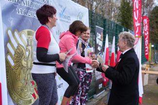 wręczenie nagród zawodnikom XXXIII Biegu Niepodległości w Czechowicach-Dziedzicach