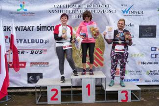 wręczenie nagród zawodnikom XXXIII Biegu Niepodległości w Czechowicach-Dziedzicach