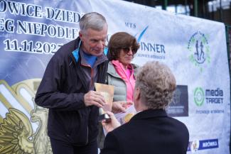 wręczenie nagród zawodnikom XXXIII Biegu Niepodległości w Czechowicach-Dziedzicach