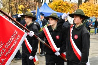 Obchody 107. rocznicy odzyskania przez Polskę niepodległości na Skwerze Stulecia w Czechowicach-Dziedzicach