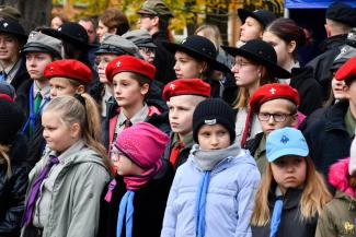 Obchody 107. rocznicy odzyskania przez Polskę niepodległości na Skwerze Stulecia w Czechowicach-Dziedzicach