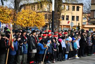 Obchody 107. rocznicy odzyskania przez Polskę niepodległości na Skwerze Stulecia w Czechowicach-Dziedzicach