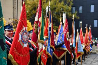 Obchody 107. rocznicy odzyskania przez Polskę niepodległości na Skwerze Stulecia w Czechowicach-Dziedzicach