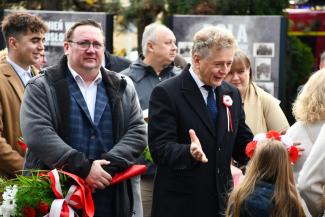 Obchody 107. rocznicy odzyskania przez Polskę niepodległości na Skwerze Stulecia w Czechowicach-Dziedzicach