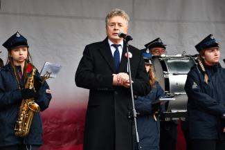 Obchody 107. rocznicy odzyskania przez Polskę niepodległości na Skwerze Stulecia w Czechowicach-Dziedzicach