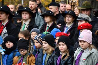 Obchody 107. rocznicy odzyskania przez Polskę niepodległości na Skwerze Stulecia w Czechowicach-Dziedzicach