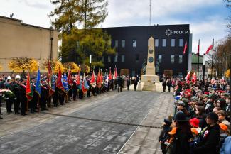 Obchody 107. rocznicy odzyskania przez Polskę niepodległości na Skwerze Stulecia w Czechowicach-Dziedzicach