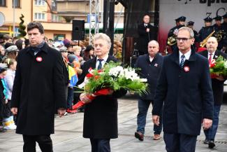 Obchody 107. rocznicy odzyskania przez Polskę niepodległości na Skwerze Stulecia w Czechowicach-Dziedzicach