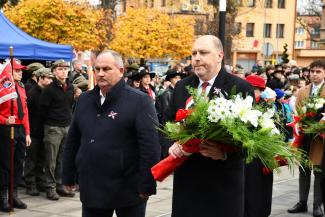 Obchody 107. rocznicy odzyskania przez Polskę niepodległości na Skwerze Stulecia w Czechowicach-Dziedzicach
