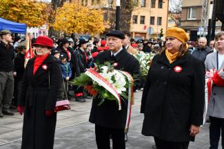 Obchody 107. rocznicy odzyskania przez Polskę niepodległości na Skwerze Stulecia w Czechowicach-Dziedzicach