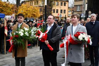 Obchody 107. rocznicy odzyskania przez Polskę niepodległości na Skwerze Stulecia w Czechowicach-Dziedzicach