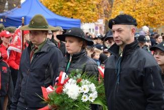 Obchody 107. rocznicy odzyskania przez Polskę niepodległości na Skwerze Stulecia w Czechowicach-Dziedzicach