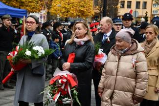 Obchody 107. rocznicy odzyskania przez Polskę niepodległości na Skwerze Stulecia w Czechowicach-Dziedzicach