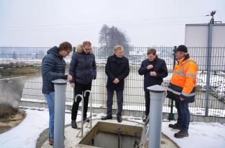 grupa ludzi w trakcie odbioru technicznego przepompowni