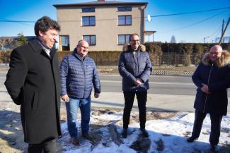 samorządowcy w trakcie odbioru inwestycji