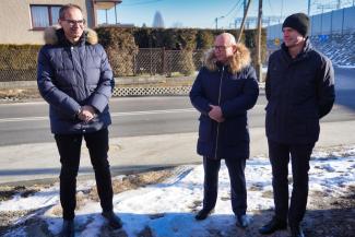 samorządowcy w trakcie odbioru inwestycji