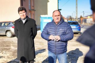 samorządowcy w trakcie odbioru inwestycji