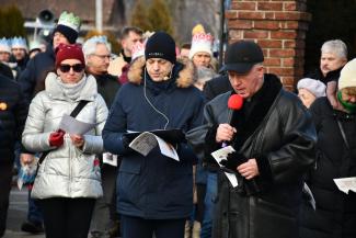 Orszak Trzech Króli w Zabrzegu - pod kościołem