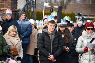 Orszak Trzech Króli w Zabrzegu - pod kościołem