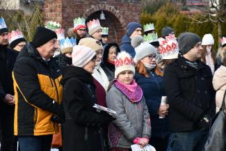 Orszak Trzech Króli w Zabrzegu - pod kościołem