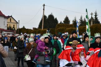 Orszak Trzech Króli w Zabrzegu - pod kościołem