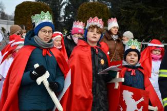 Orszak Trzech Króli w Zabrzegu - przemarsz na stadion