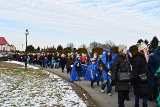 Orszak Trzech Króli w Zabrzegu - przemarsz na stadion