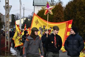Orszak Trzech Króli w Zabrzegu - przemarsz na stadion