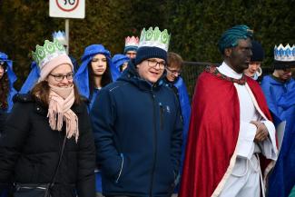 Orszak Trzech Króli w Zabrzegu - przemarsz na stadion