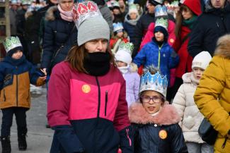 Orszak Trzech Króli w Zabrzegu - przemarsz na stadion