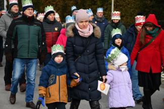 Orszak Trzech Króli w Zabrzegu - przemarsz na stadion