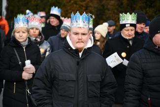 Orszak Trzech Króli w Zabrzegu - przemarsz na stadion