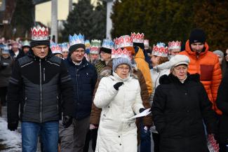 Orszak Trzech Króli w Zabrzegu - przemarsz na stadion