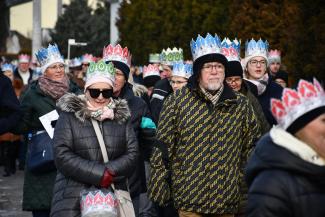 Orszak Trzech Króli w Zabrzegu - przemarsz na stadion