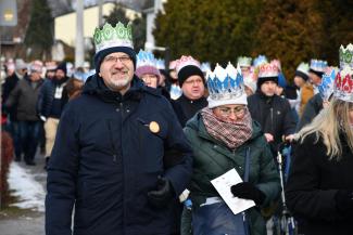 Orszak Trzech Króli w Zabrzegu - przemarsz na stadion