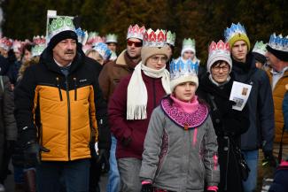 Orszak Trzech Króli w Zabrzegu - przemarsz na stadion