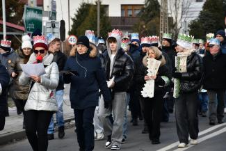 Orszak Trzech Króli w Zabrzegu - przemarsz na stadion