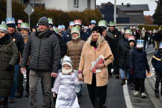 Orszak Trzech Króli w Zabrzegu - przemarsz na stadion