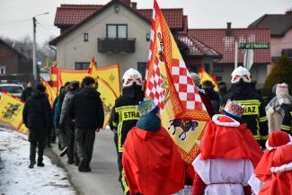 Orszak Trzech Króli w Zabrzegu - przemarsz na stadion