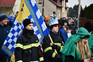 Orszak Trzech Króli w Zabrzegu - przemarsz na stadion