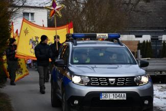 Orszak Trzech Króli w Zabrzegu - przemarsz na stadion