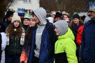 Orszak Trzech Króli w Zabrzegu - przemarsz na stadion