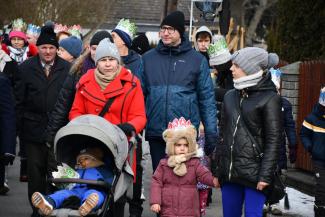 Orszak Trzech Króli w Zabrzegu - przemarsz na stadion