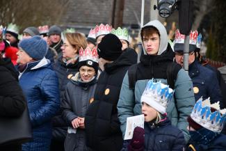 Orszak Trzech Króli w Zabrzegu - przemarsz na stadion